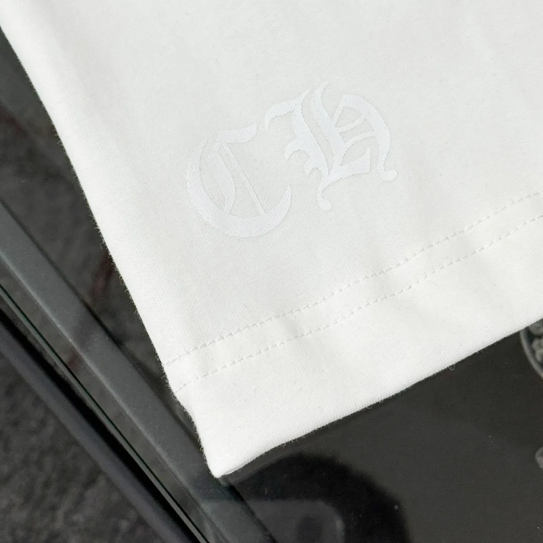 P170 Chrome Hearts 25 high-end versions. The fabric is made of 300 grams of high-density pure cotton. It does not deform or shrink. It has three labels. It is the same style for men and women. Technology: suede foaming + digital printing. Color: white, black. SIZE: S-XL.